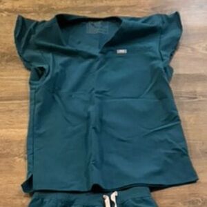 Figs Women's Caribbean blue flutter sleeve top